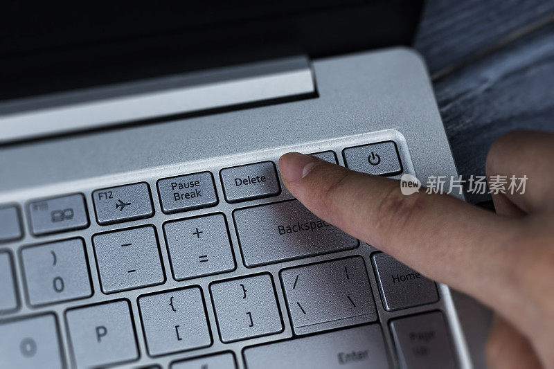 用手指按下键盘上的删除键。解决问题，员工，消极性。