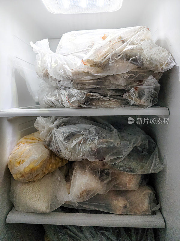 冷冻食品放在冰柜里，冰箱的门是开着的