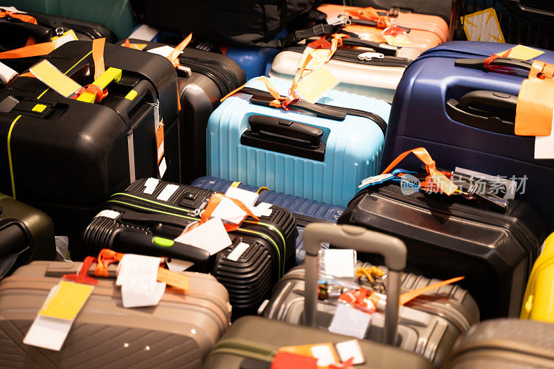 旅行箱被分组在一起，暑假概念，旅行箱在航站楼候机区