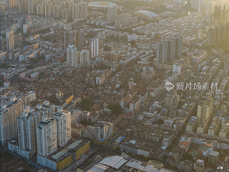 早晨的阳光照在城市建筑物上的鸟瞰图