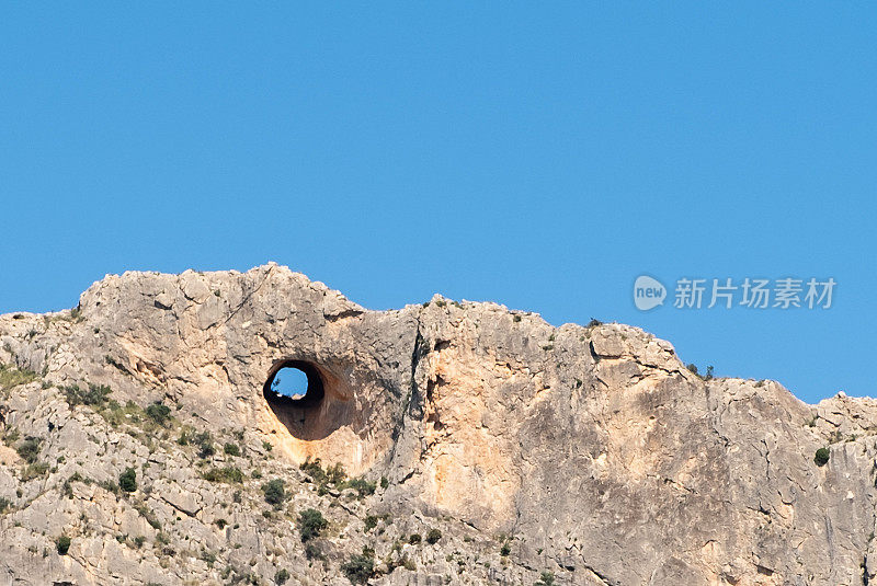 夏季阿利坎特地区的景观，科迪勒拉和卡德科多尔山。