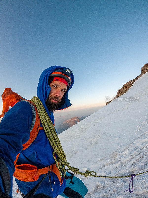 登山者在雪峰上自拍