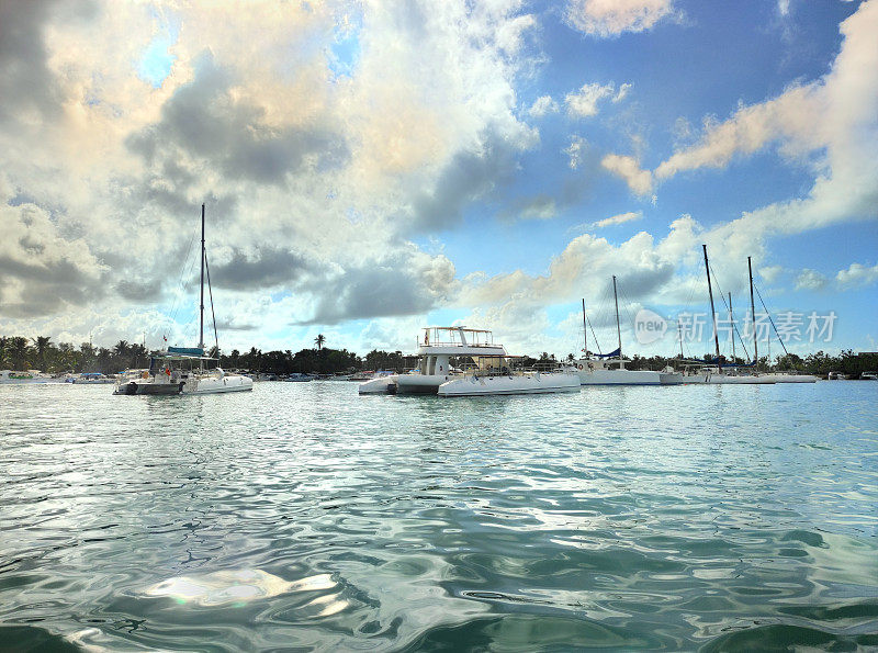 游船和游船在加勒比海碧绿的海水中。