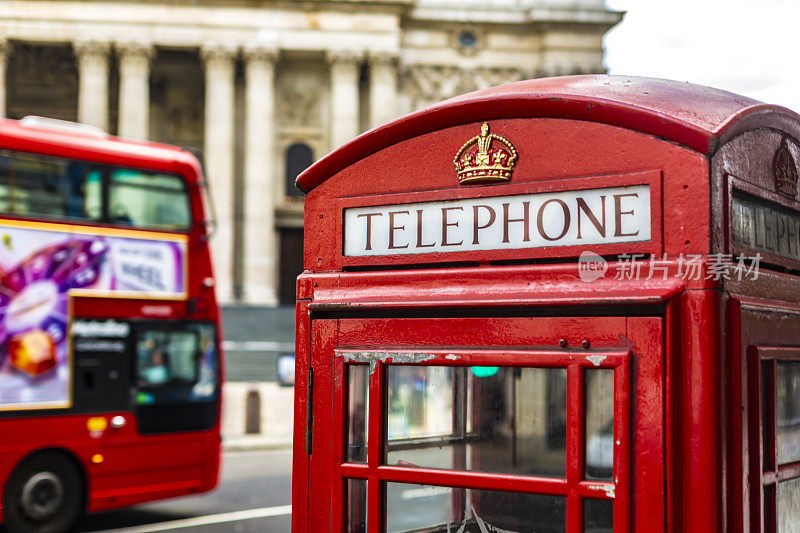 伦敦有公共汽车的电话亭