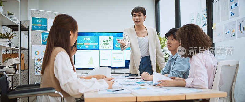 亚洲商务人士团队在绿色公司办公室进行头脑风暴会议。介绍ESG项目规划。保护环境，负责任的企业，可持续发展的目标理念