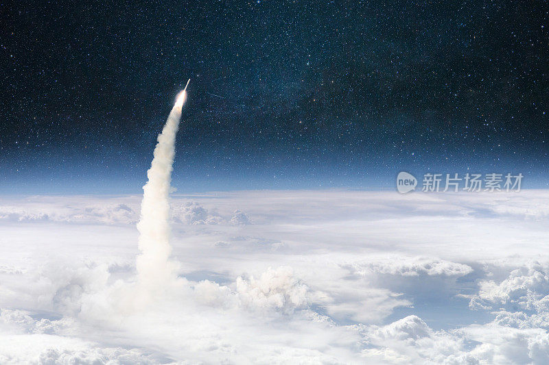 火箭穿过云层飞向外太空。宇宙飞船成功发射。从轨道看地球
