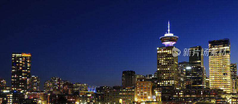 温哥华不列颠哥伦比亚省加拿大城市天际线在夜间反映在水中