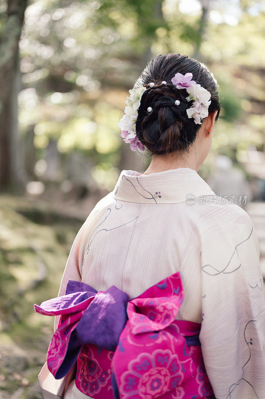 美丽的Z世代女性与日本文化的和服在枫木背景