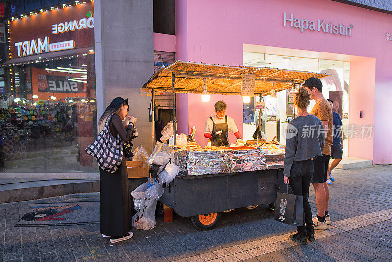 2024首尔节庆期间，明洞购物街的街头小吃摊