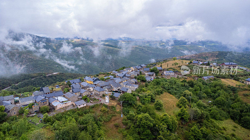 无人机拍摄的西班牙山村