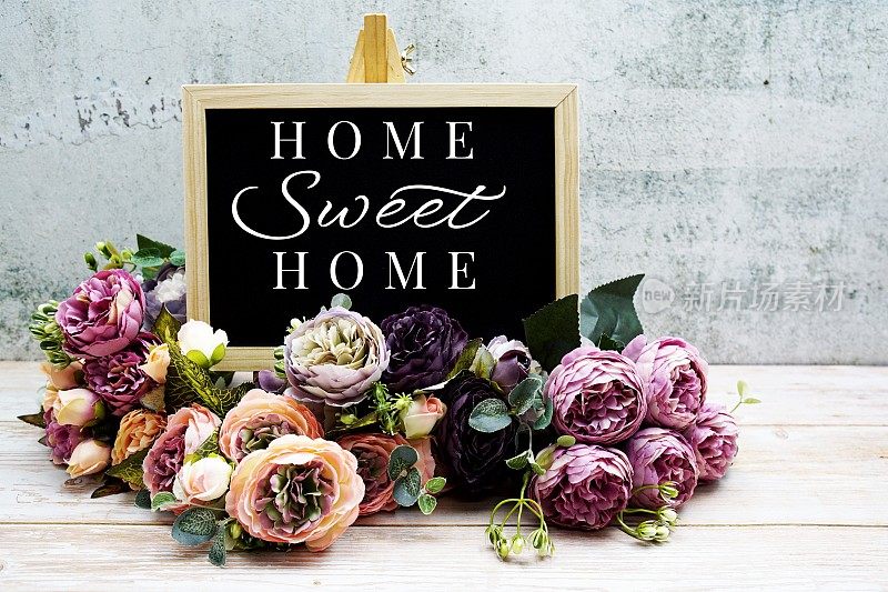 家甜蜜的家排版文字与花束在木制背景