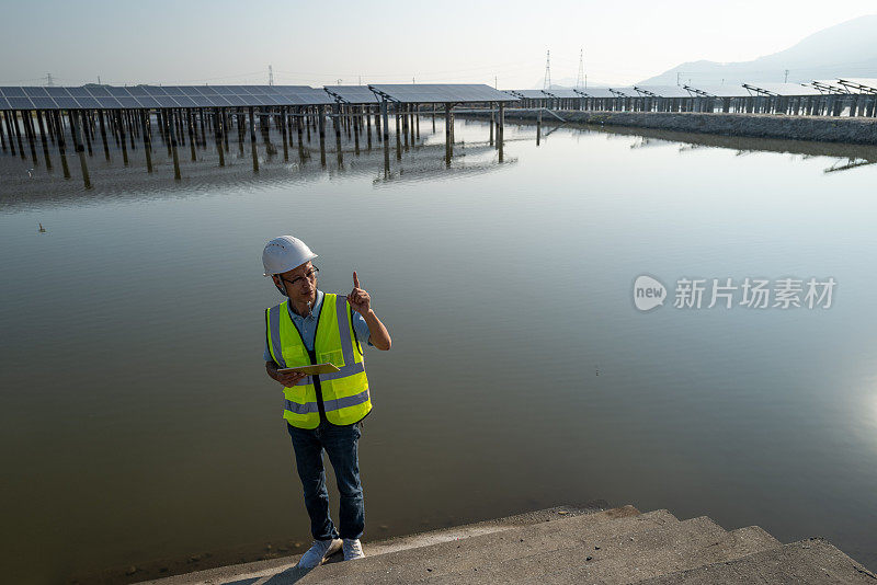 太阳能发电厂安装在水上，电工临水