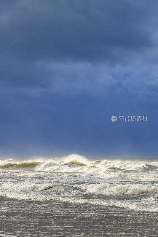 瓦登海区特塞尔岛海滩上的海浪