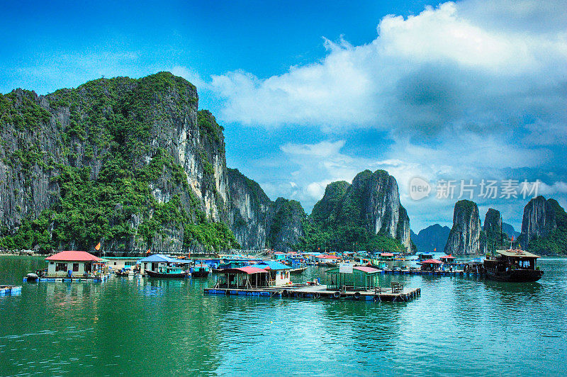 越南下龙湾风景优美的喀斯特岛屿