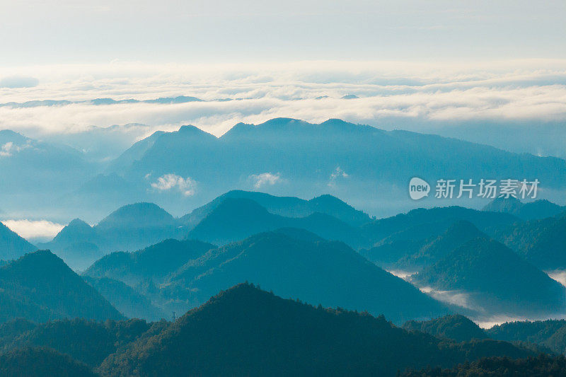 清晨山雾鸟瞰图