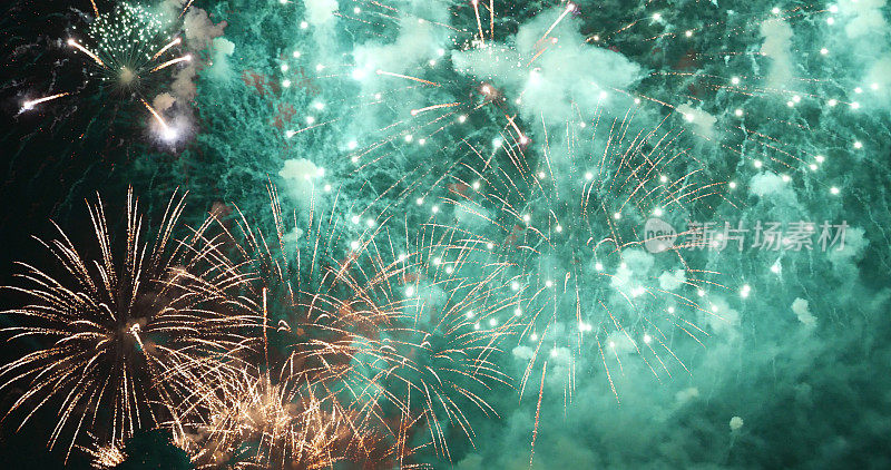 绿色烟花庆2023年新年快乐，7月4日国庆佳节。晚上放绿色烟花庆祝国庆。2023年新年晚会倒计时活动