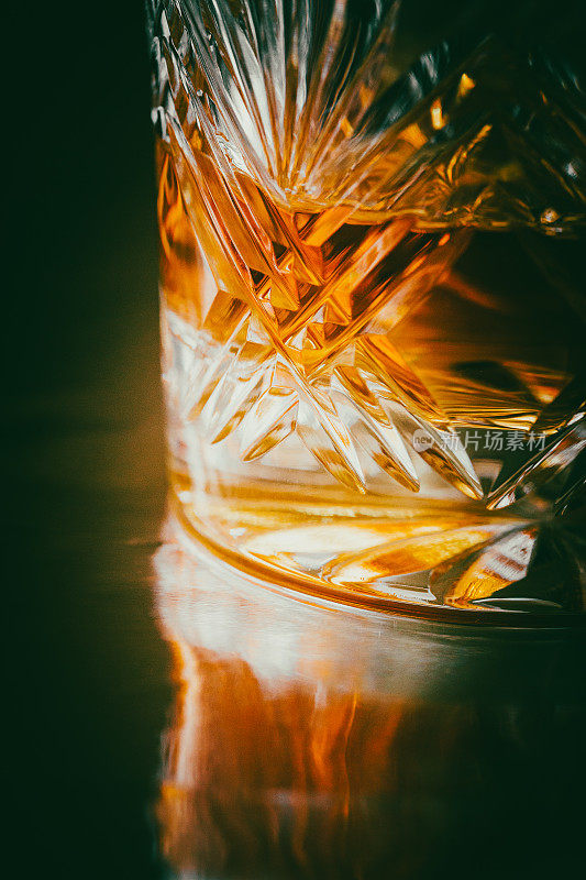 近距离观看威士忌在一个水晶玻璃玻璃杯