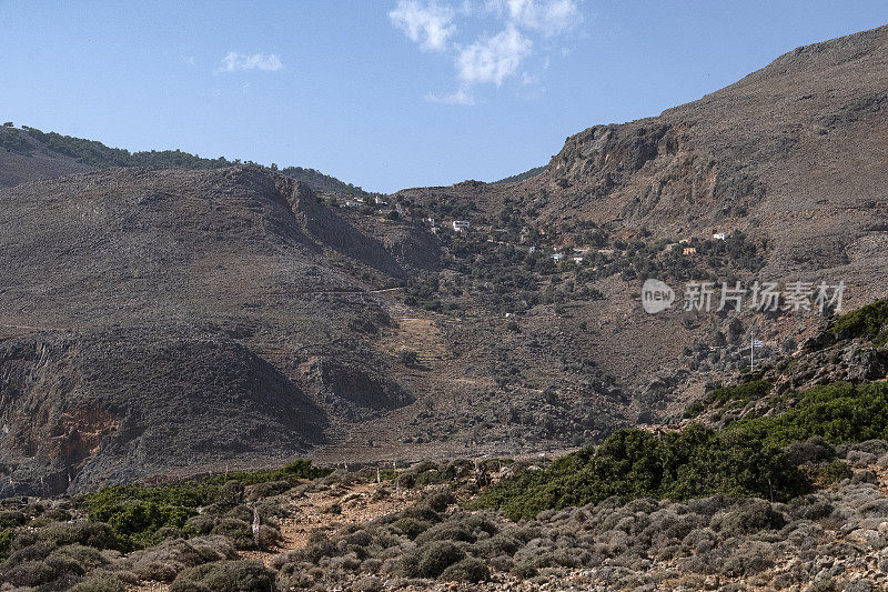 克里特岛上悬挂希腊国旗的希腊山村