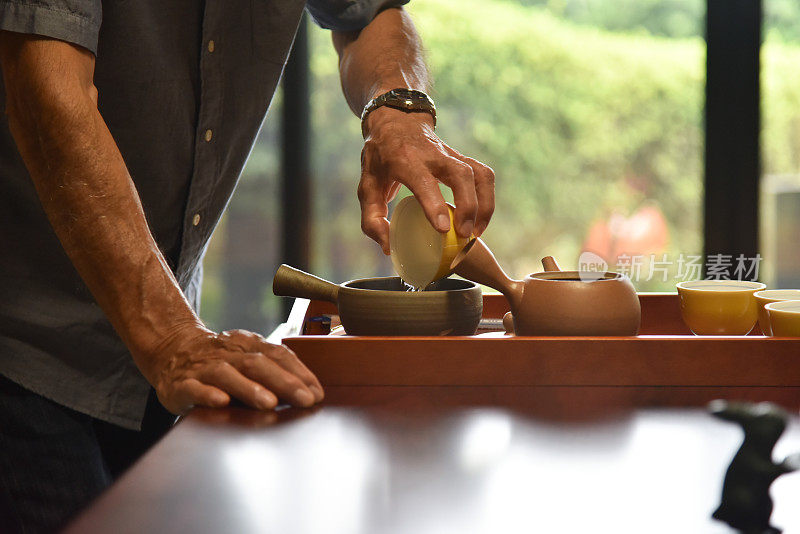 日本茶农为游客沏茶——库存形象