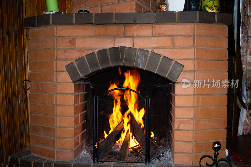 乡村小屋中用来生火的砖砌壁炉。