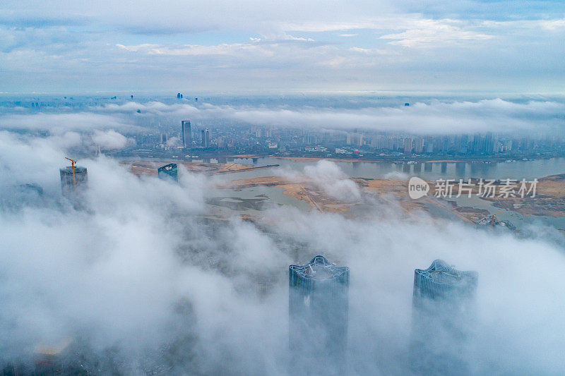 现代城市地标鸟瞰图，平流雾，上海，中国