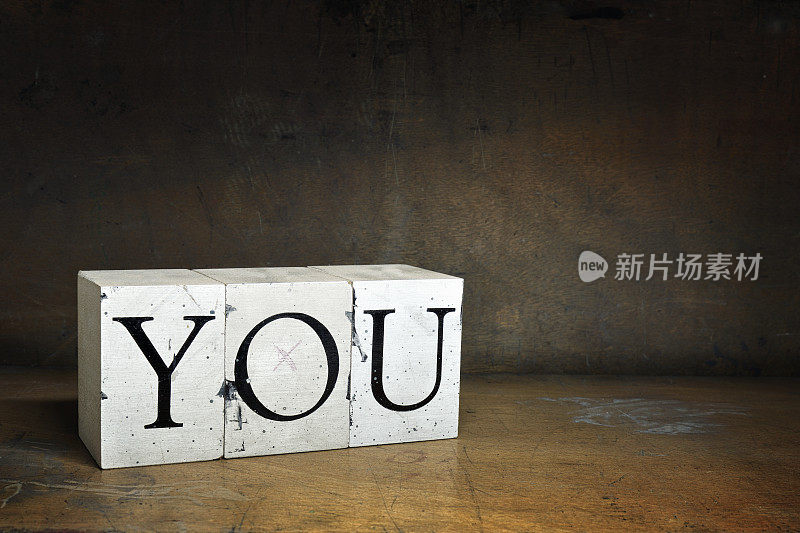 用木制凸版印刷的“YOU”字。