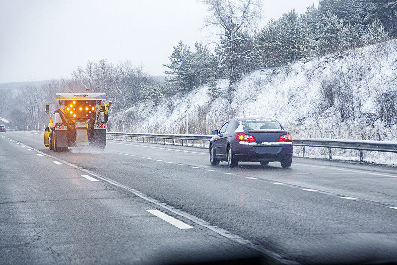 运输部扫雪机泼雪路盐前方