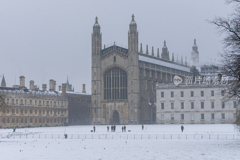 剑桥国王学院教堂周围的地面和屋顶上的雪