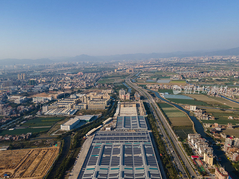 工业区厂房楼顶绿色新能源太阳能光伏发电及道路鸟瞰图