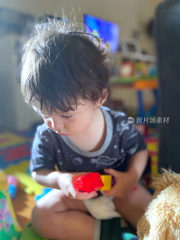 幼儿在玩耍时间玩塑料玩具