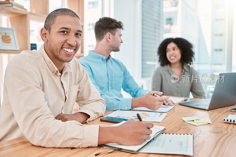 领导、商务会议或黑人在笔记本上写计划、合作或团队工作。员工或商人的研究，数据分析或SEO营销策略审查