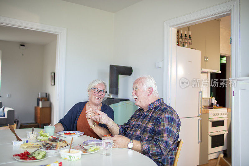 一对老夫妇在一起享用早餐