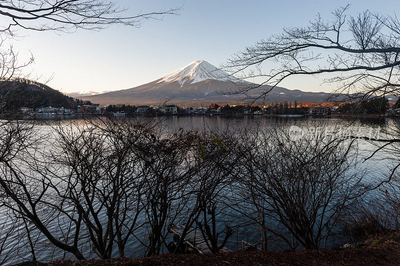 日出的富士山