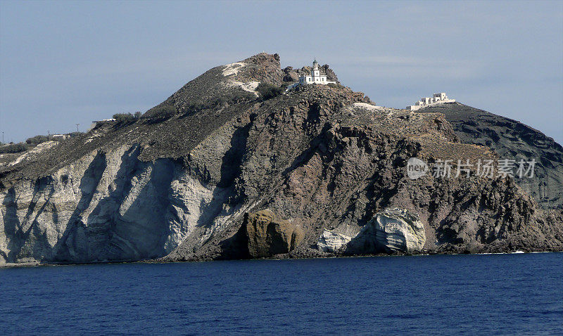 希腊圣托里尼岛悬崖上的教堂
