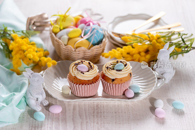 自制复活节香草蛋糕燕窝，奶油，巧克力和糖果蛋。