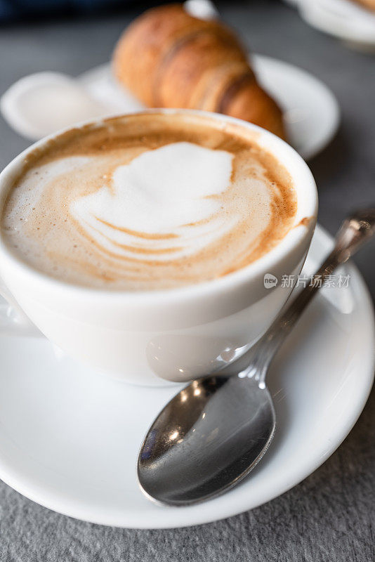 意大利咖啡:咖啡吧的cornetto和cappuccino