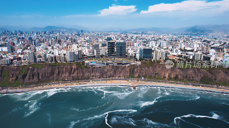 秘鲁利马米拉弗洛雷斯地区海岸线的全景鸟瞰图。