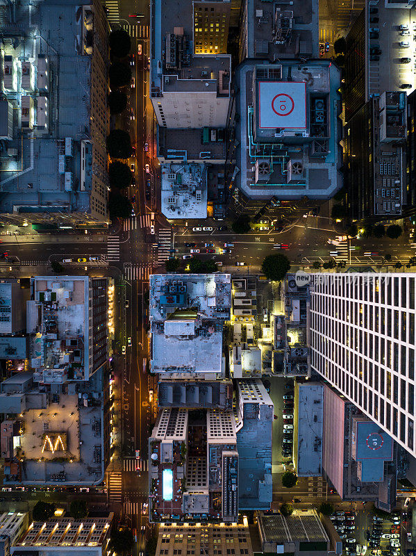 洛杉矶市中心的住宅和商业建筑的自顶向下无人机拍摄