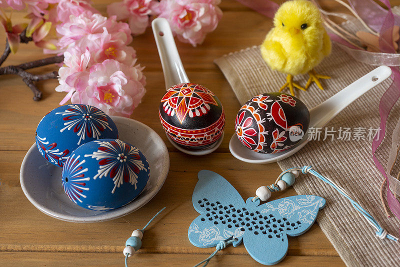 手绘红蓝索布族复活节彩蛋和复活节装饰在桌子上