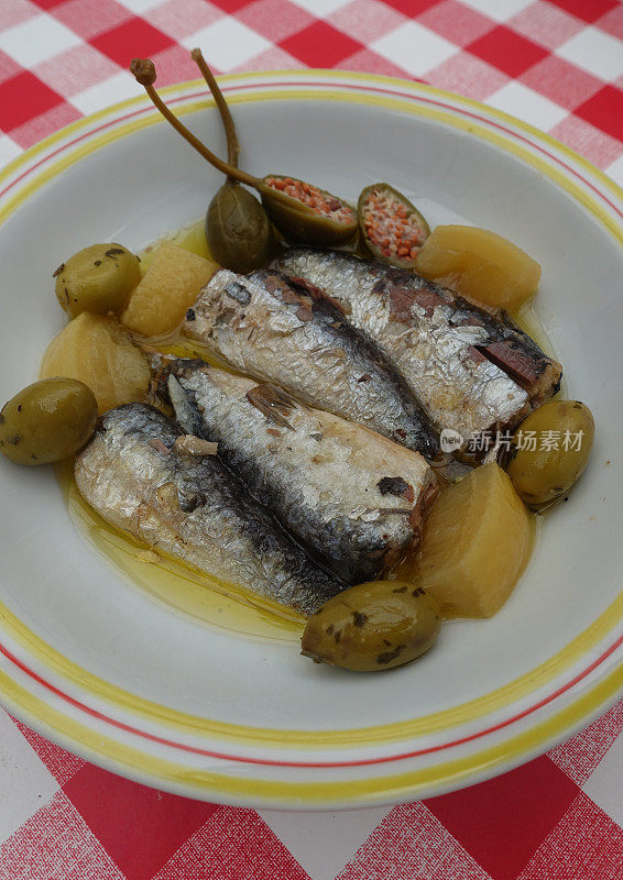 橄榄油沙丁鱼罐头配上大颗刺山柑、蜜饯柠檬和绿橄榄