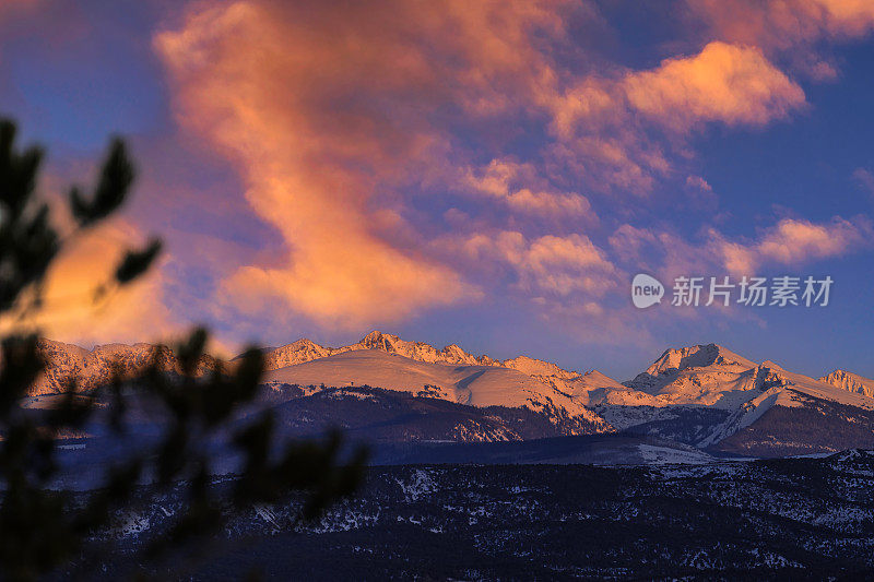 沐浴在Alpenglow的戏剧性山峰