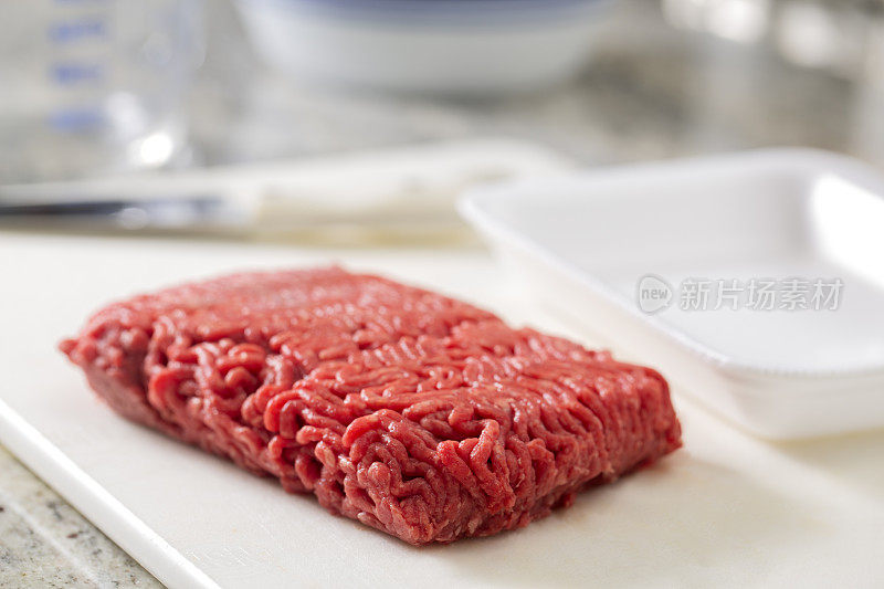 厨房塑料砧板上的生牛肉