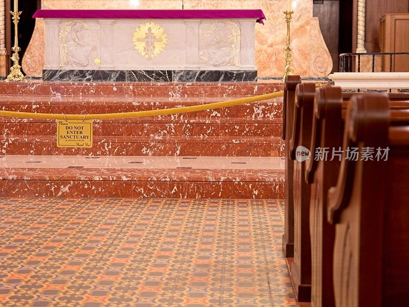 圣奥古斯丁大教堂的长凳和禁止进入圣所的标志