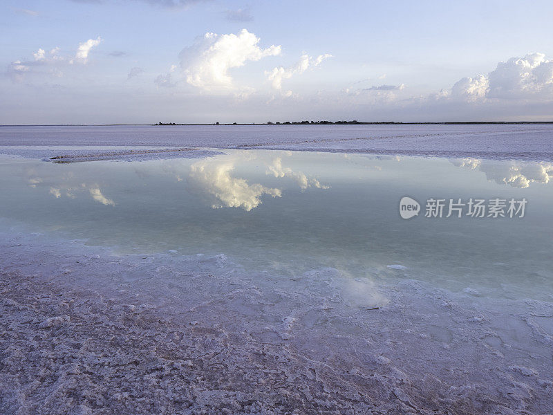 日出时的湖面倒影