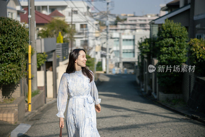 年轻女子走在居民区