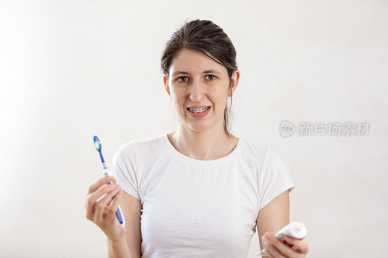 年轻女子正在浴室里刷牙