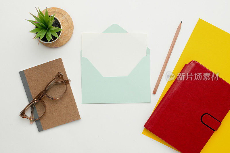 办公用品平铺-彩色信封与纸和其他一般办公用品