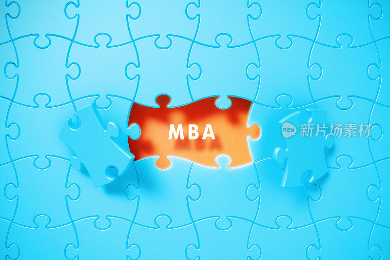 蓝色拼图碎片显示MBA单词在橙色背景