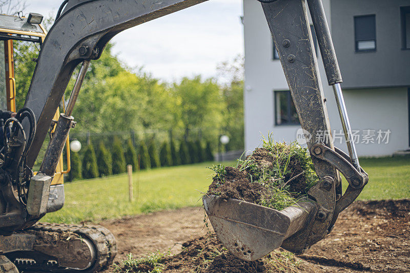 挖掘机在工地挖沟