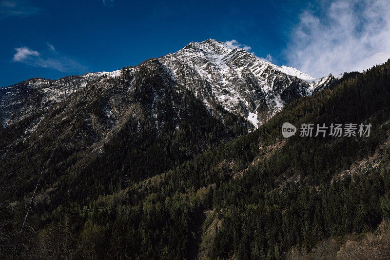 意大利风景，旅行摄影。山，岩石和森林的照片。意大利山谷的美丽景色。